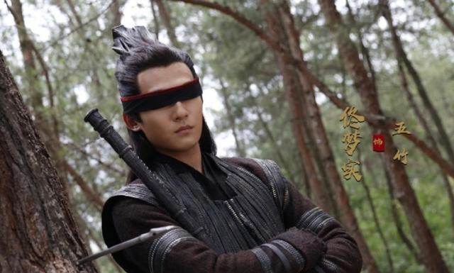 帅气摘掉后险些没认出来他反差感也太强了尊龙凯时app平台国色芳华：戴上眼罩(图9)